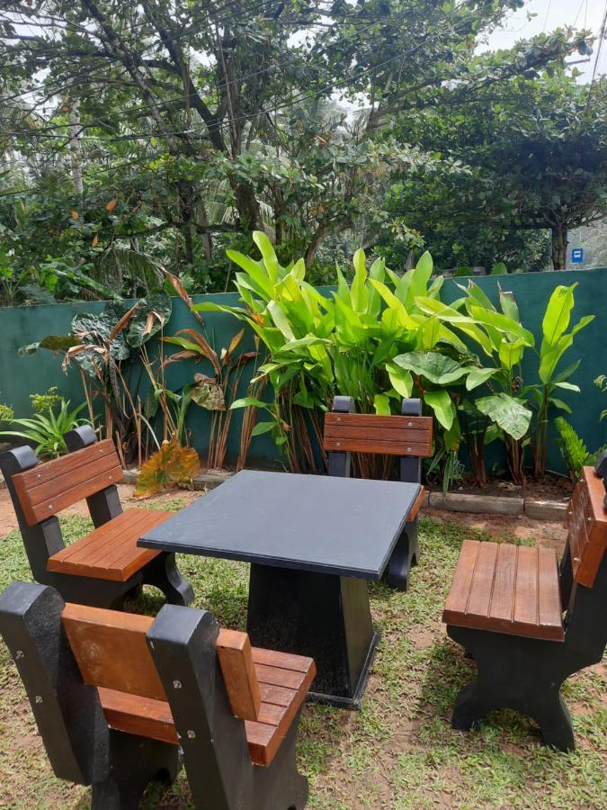 White Surfing Beach Resort Unawatuna Esterno foto