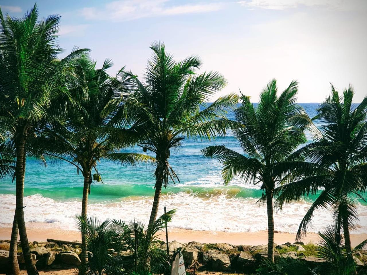 White Surfing Beach Resort Unawatuna Esterno foto