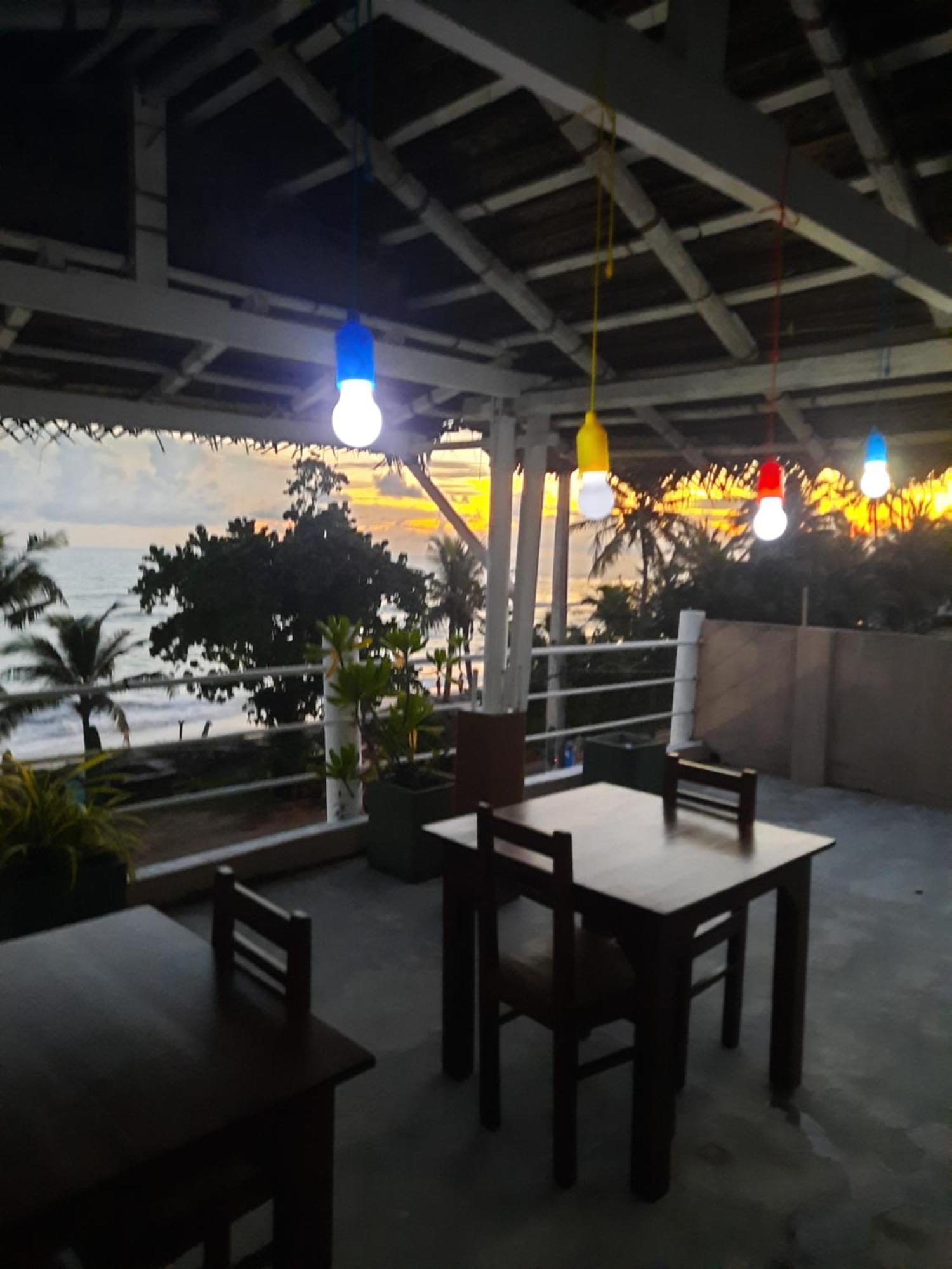 White Surfing Beach Resort Unawatuna Esterno foto