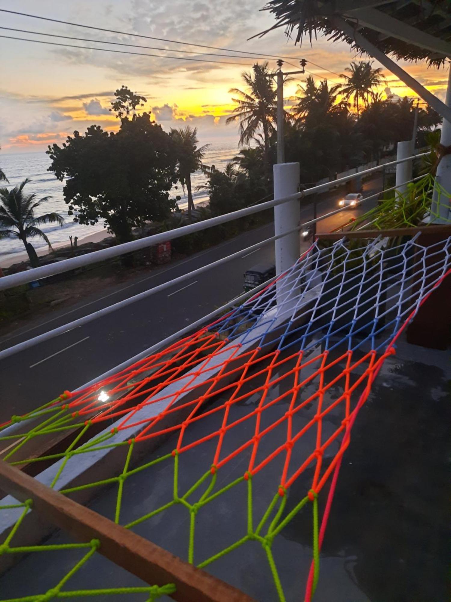 White Surfing Beach Resort Unawatuna Esterno foto