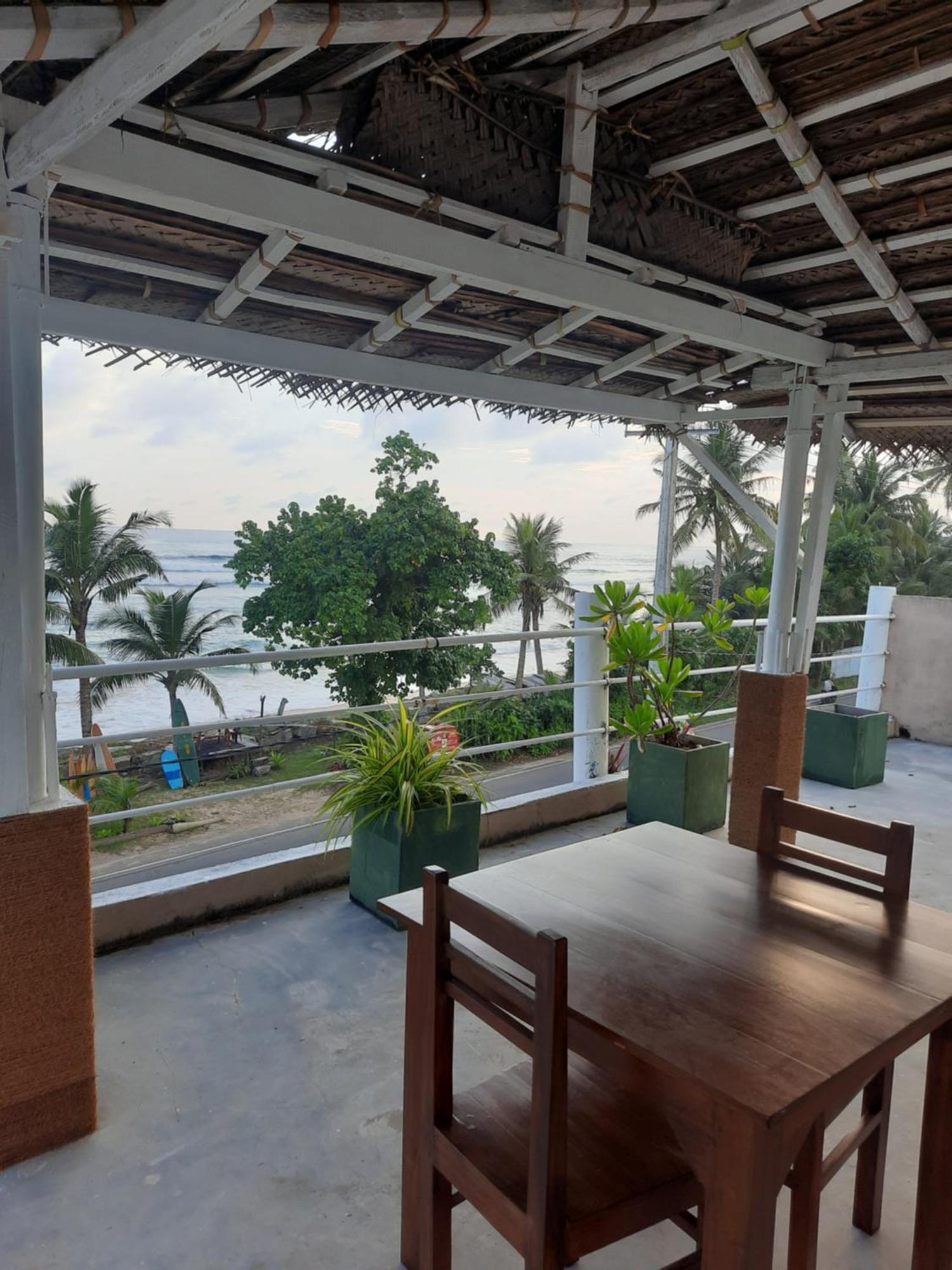 White Surfing Beach Resort Unawatuna Esterno foto