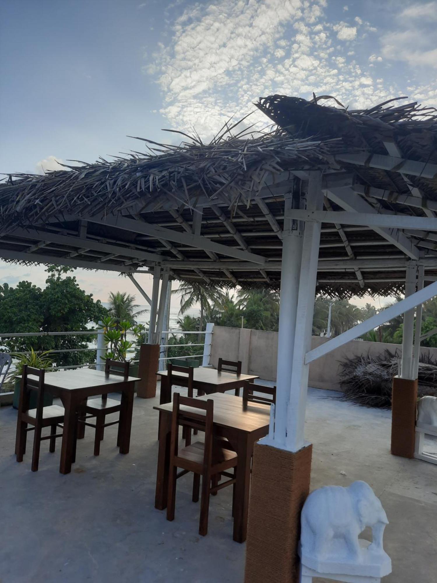 White Surfing Beach Resort Unawatuna Esterno foto