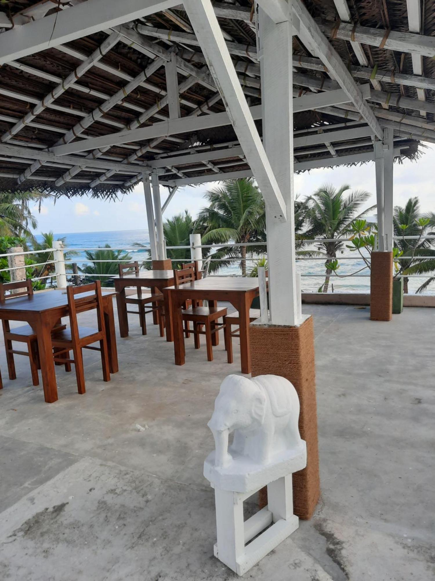 White Surfing Beach Resort Unawatuna Esterno foto