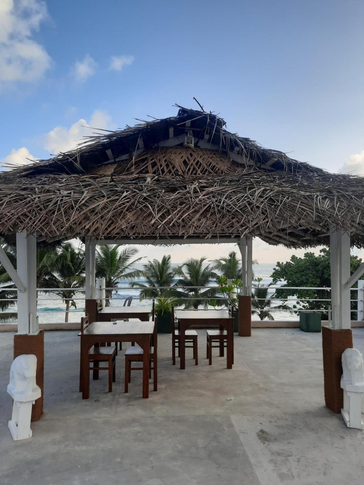 White Surfing Beach Resort Unawatuna Esterno foto