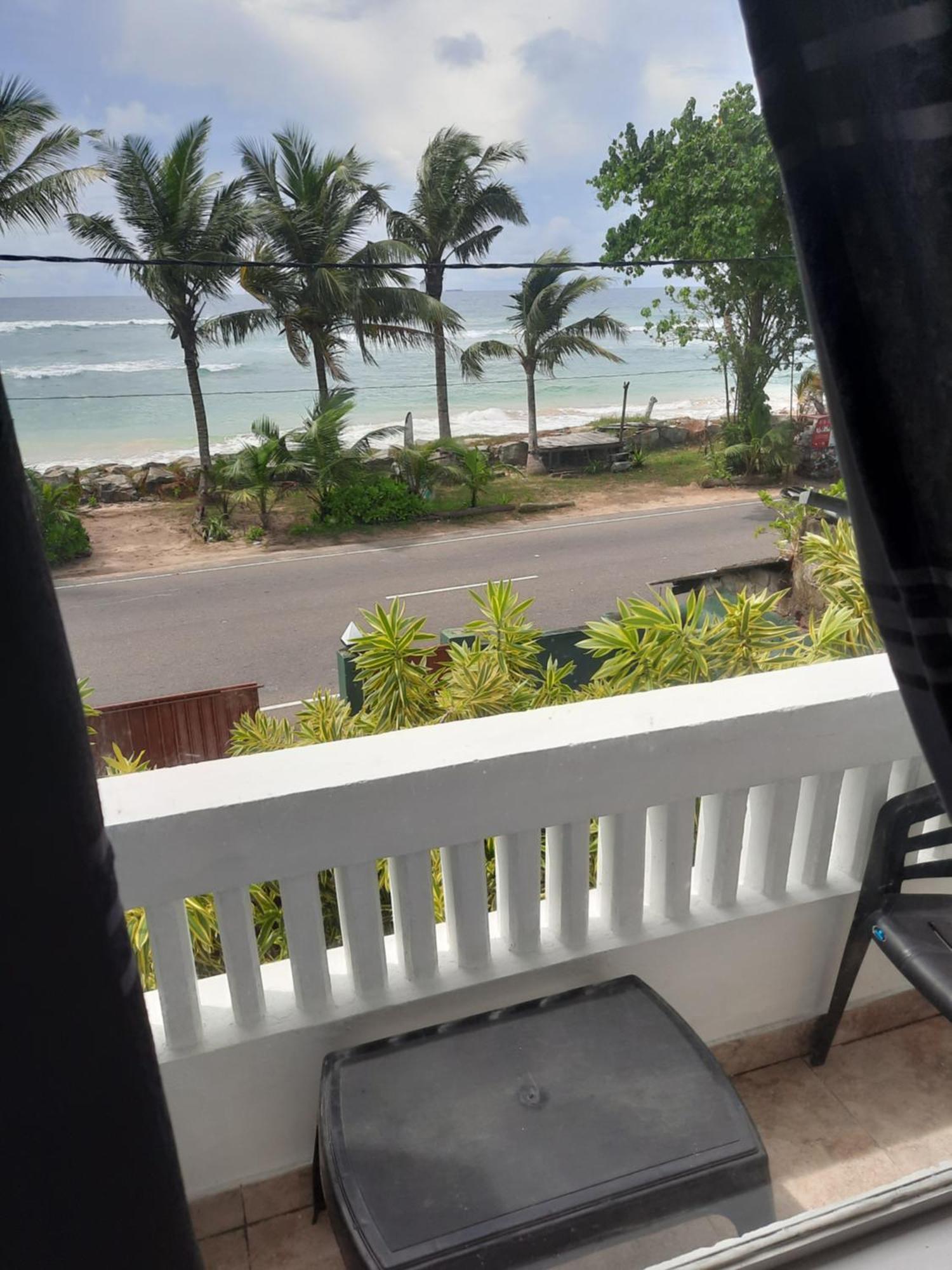 White Surfing Beach Resort Unawatuna Esterno foto