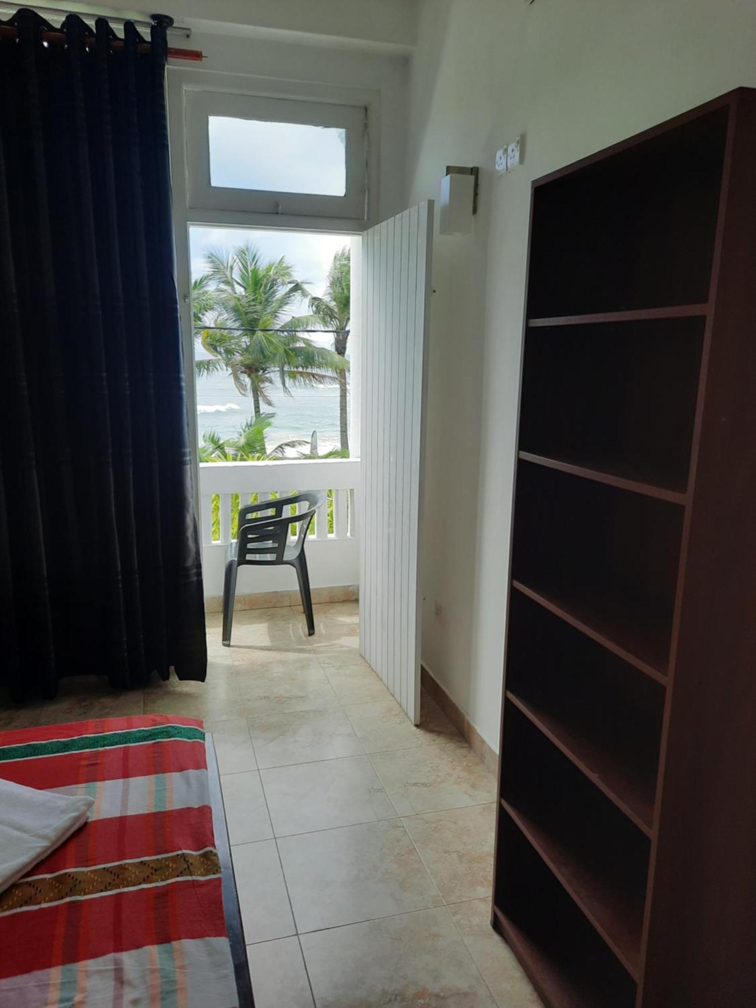White Surfing Beach Resort Unawatuna Esterno foto