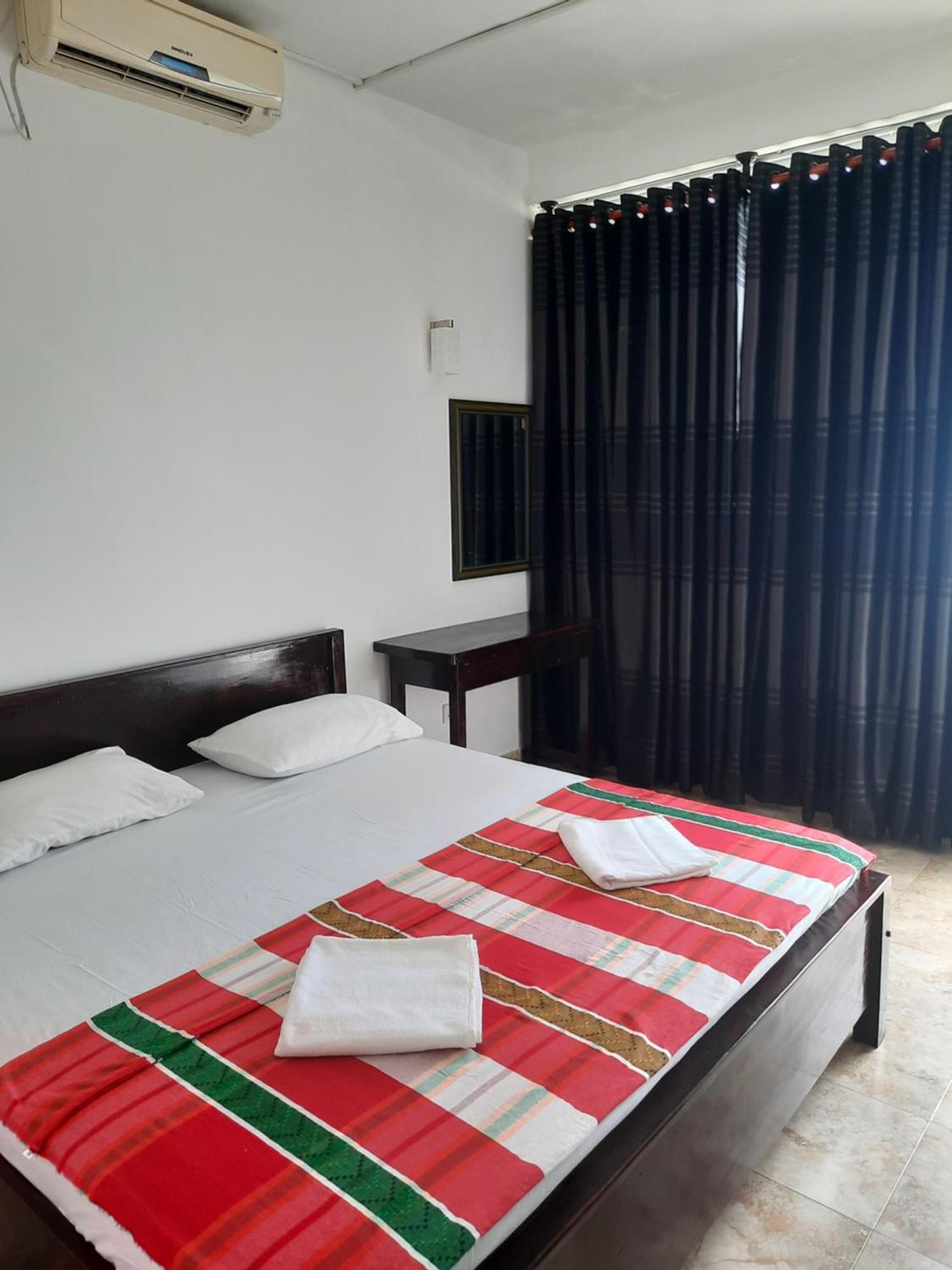 White Surfing Beach Resort Unawatuna Esterno foto