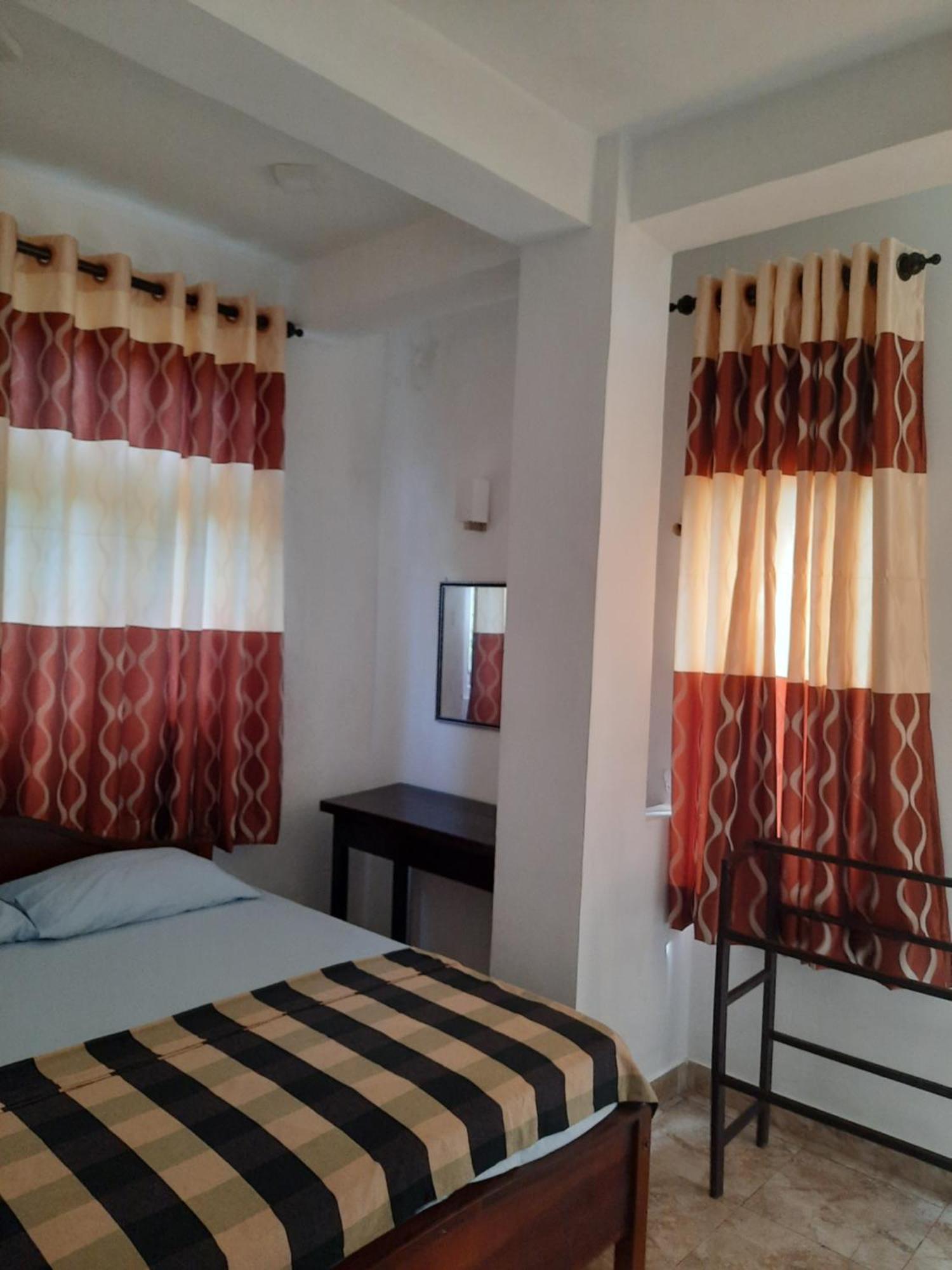 White Surfing Beach Resort Unawatuna Esterno foto