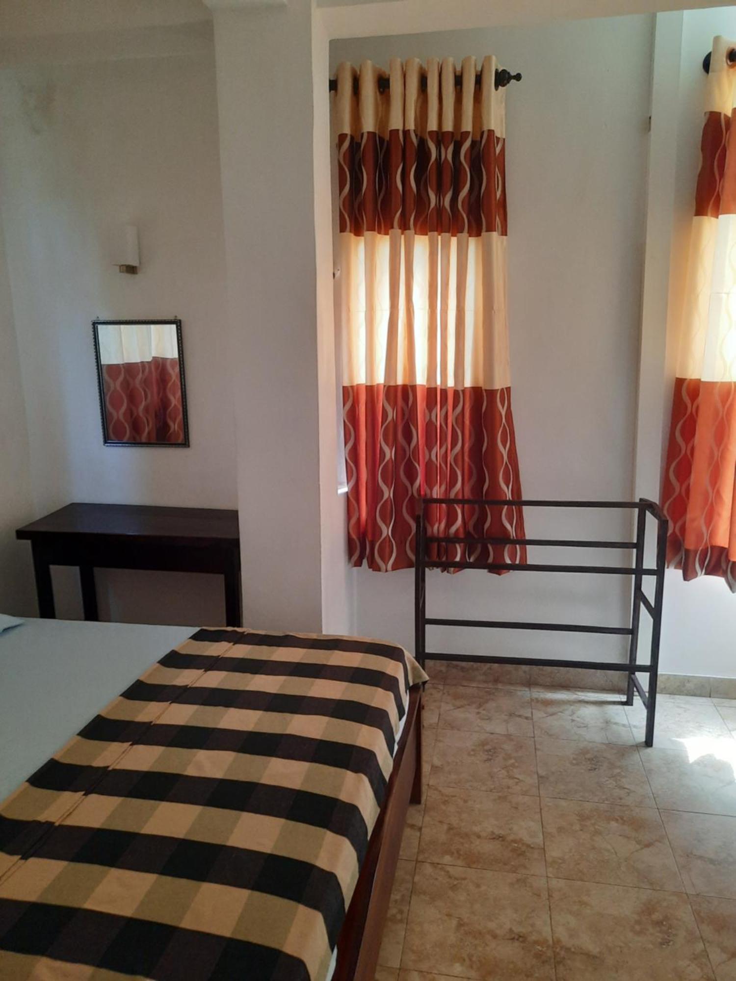 White Surfing Beach Resort Unawatuna Esterno foto