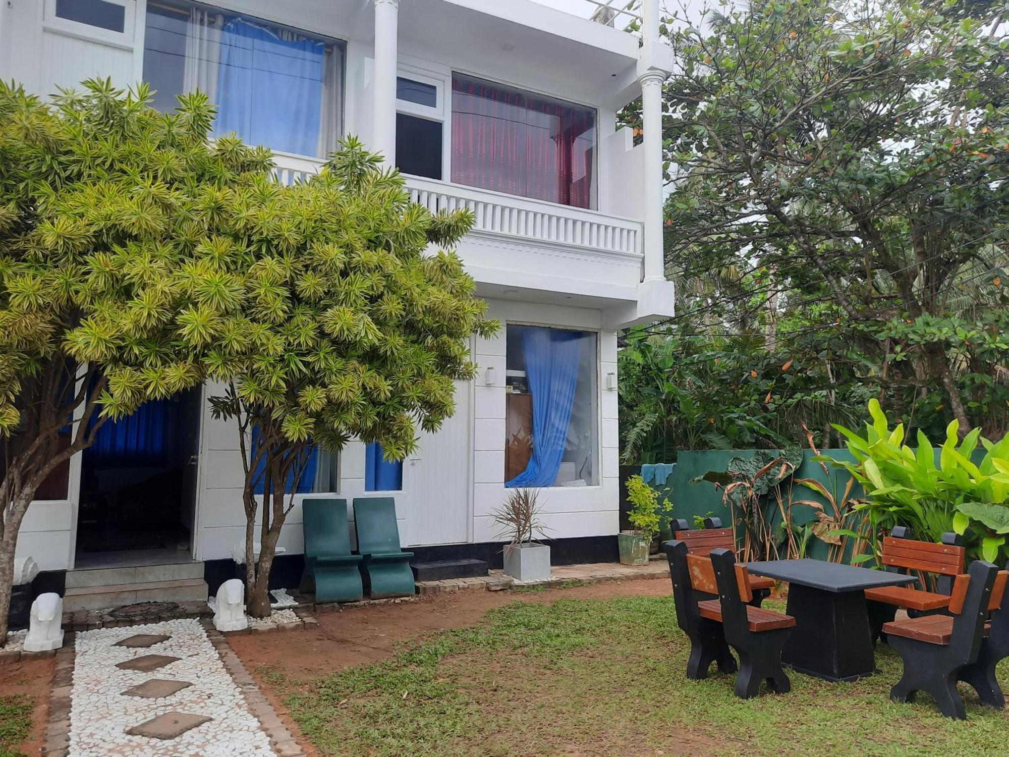 White Surfing Beach Resort Unawatuna Esterno foto