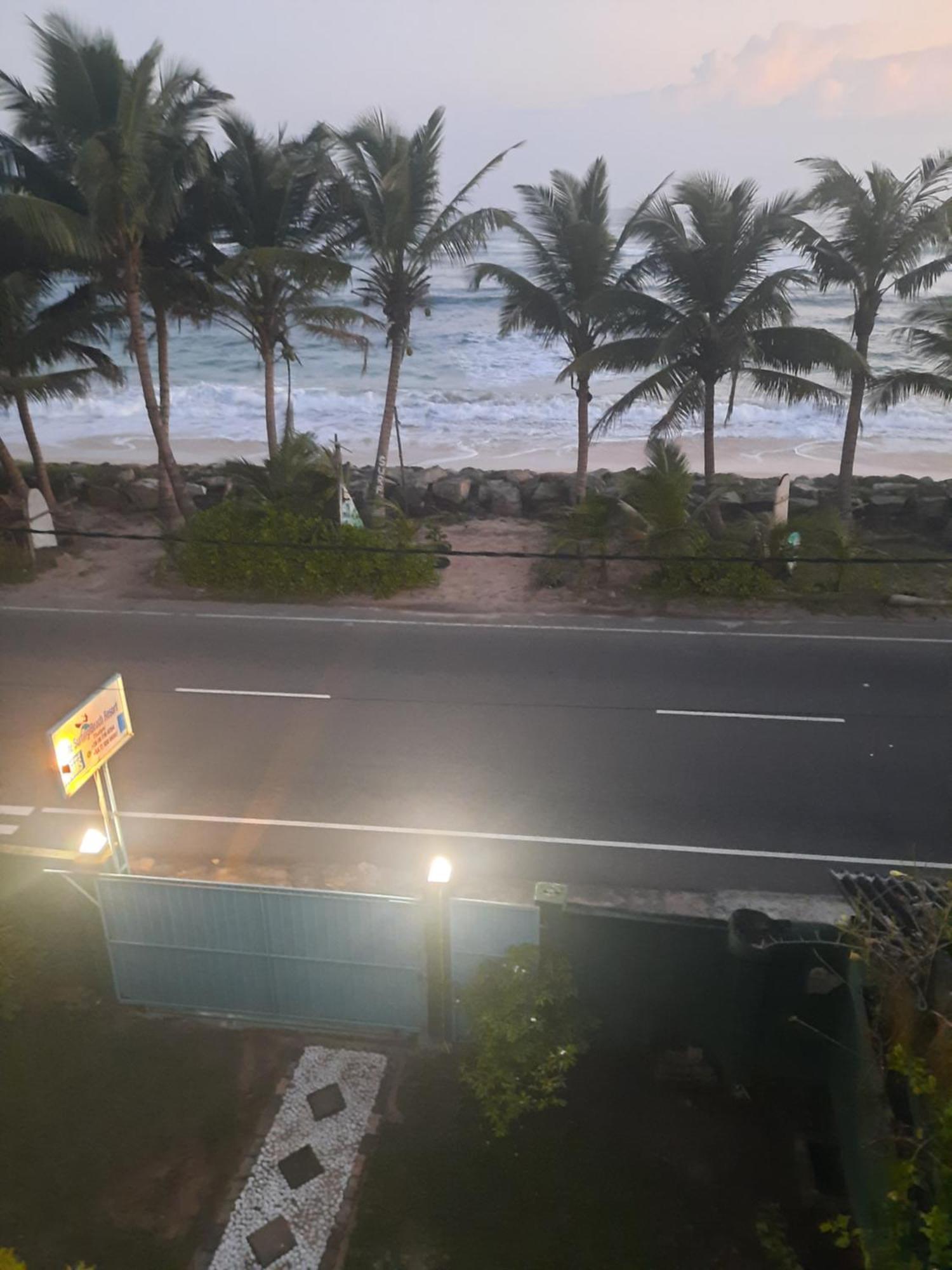White Surfing Beach Resort Unawatuna Esterno foto