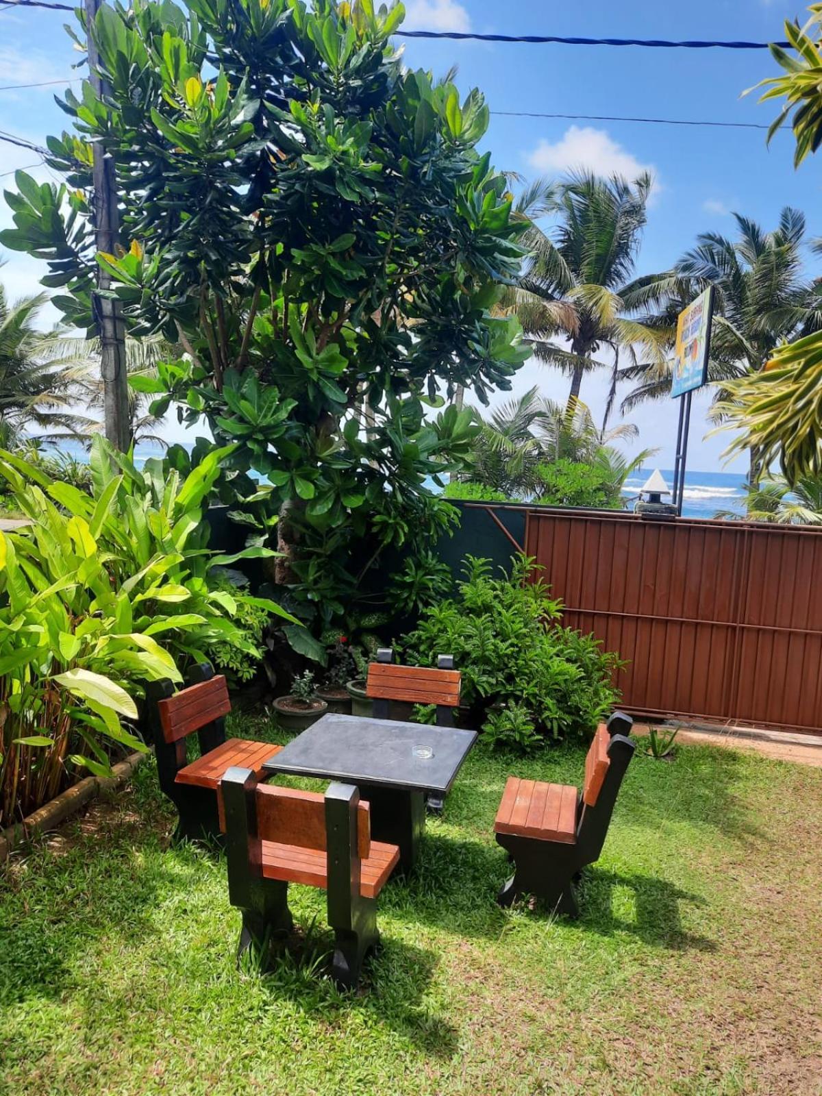 White Surfing Beach Resort Unawatuna Esterno foto