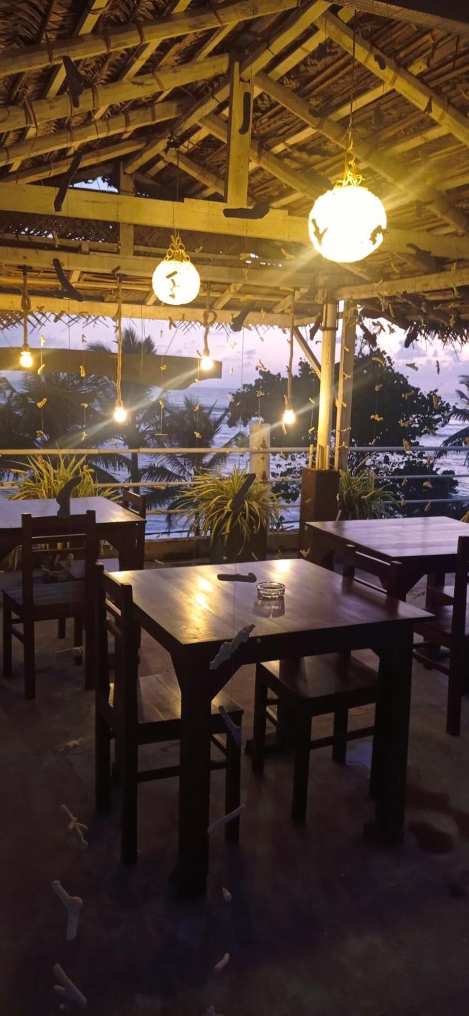 White Surfing Beach Resort Unawatuna Esterno foto