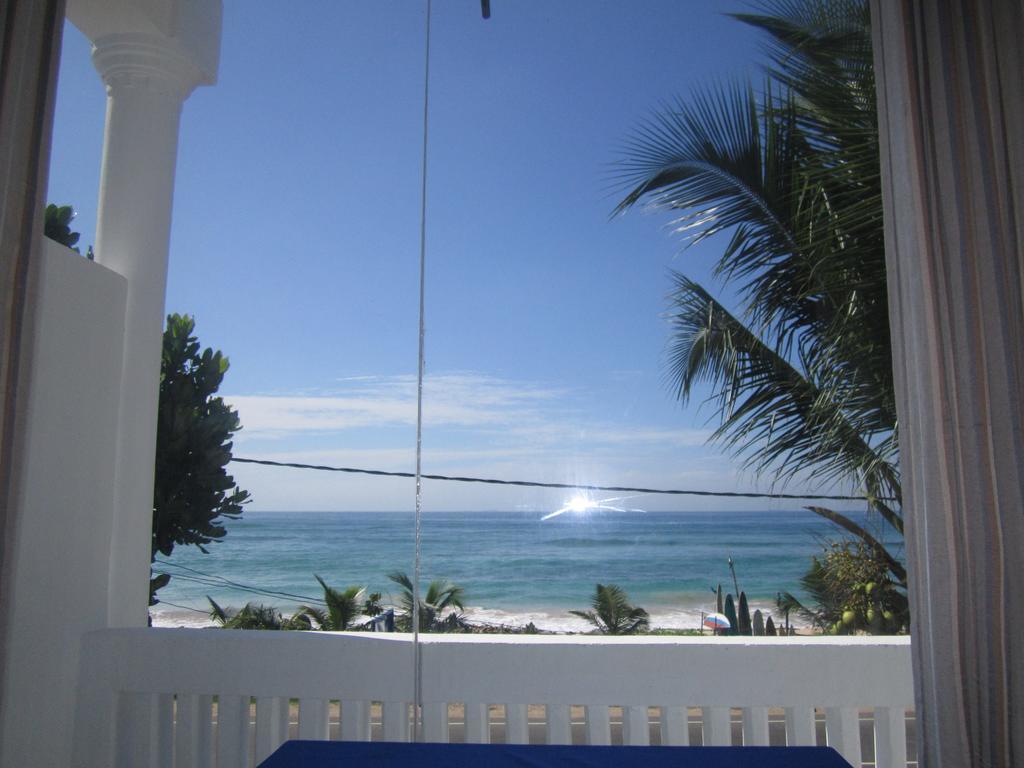 White Surfing Beach Resort Unawatuna Camera foto
