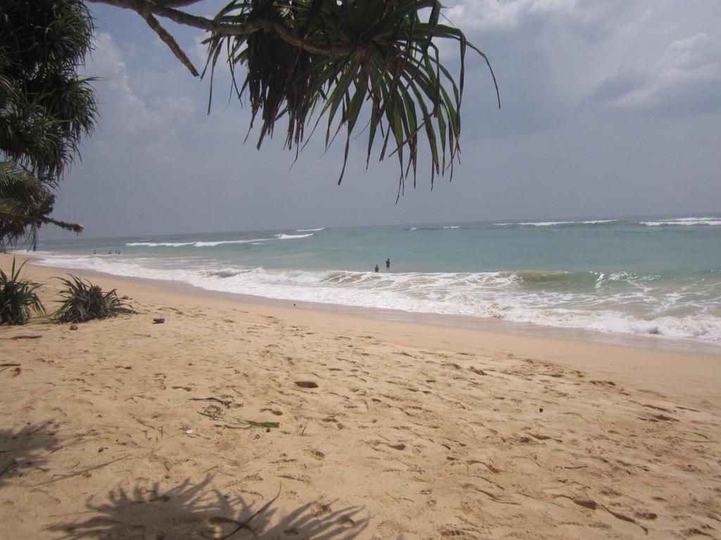 White Surfing Beach Resort Unawatuna Esterno foto